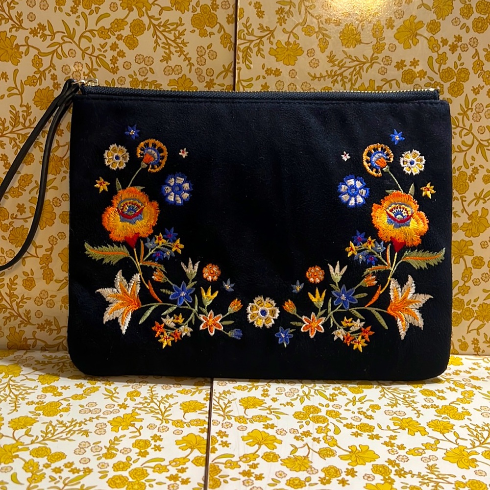Large wristlet